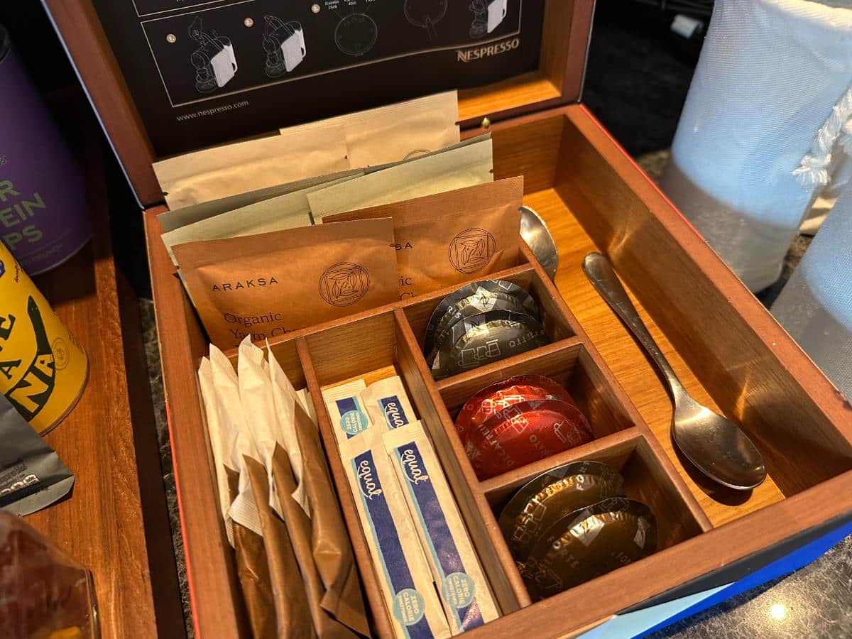 Willkommens-Amenity-Box In Der Sindhorn Suite Im Kimpton Maa-Lai Bangkok