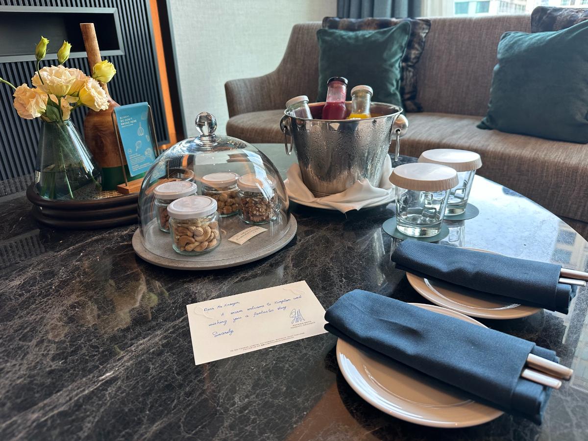 Handgeschriebene Willkommenskarte In Der Sindhorn Suite Im Kimpton Maa-Lai Bangkok
