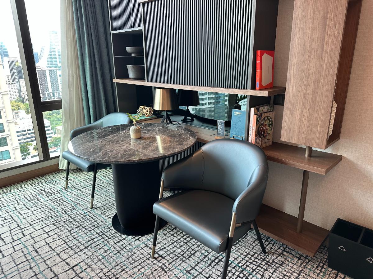 Schreibtisch Mit Skyline-Blick In Der Sindhorn Suite Im Kimpton Maa-Lai Bangkok