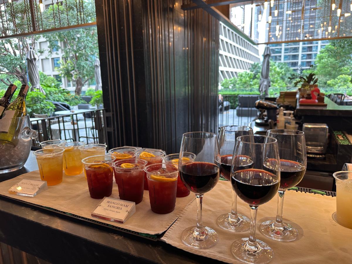 Tägliche Social Hour Am Pool Im Kimpton Maa-Lai Bangkok
