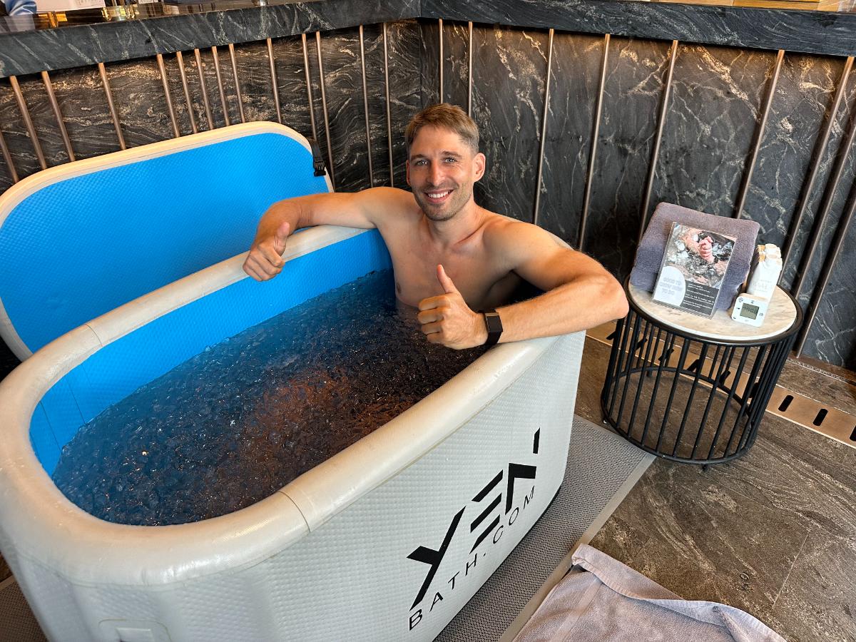 Tim Kroeger Im Eisbad Des Kimpton Maa-Lai Bangkok